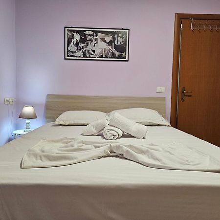 Bral Apartments 8 Two-Bedroom Beachfront Durres Bagian luar foto