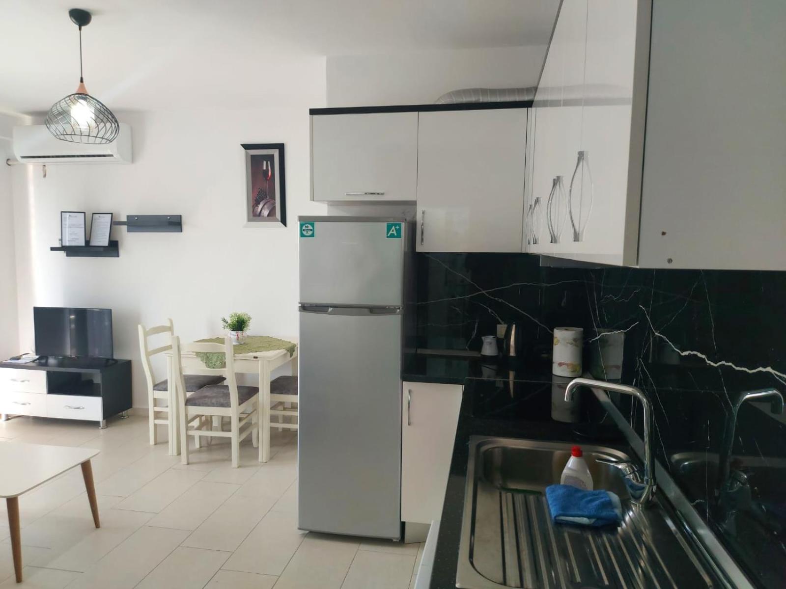 Bral Apartments 8 Two-Bedroom Beachfront Durres Bagian luar foto