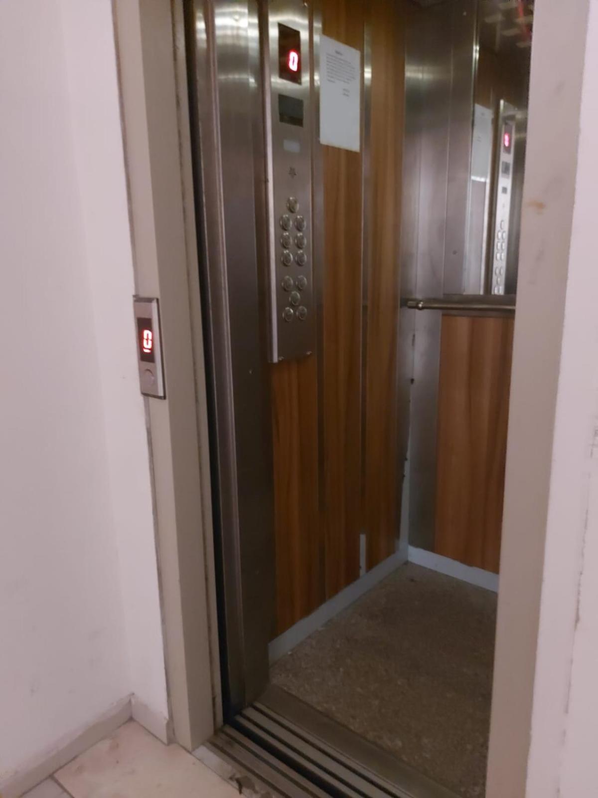 Bral Apartments 8 Two-Bedroom Beachfront Durres Bagian luar foto